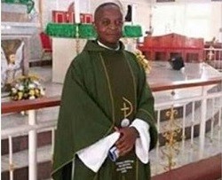 El padre Cyriacus Onunkwo acudía al funeral de su padre cuando fue secuestrado por hombres armados