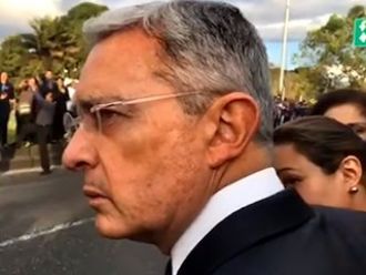 Uribe saludó al Papa desde la calle