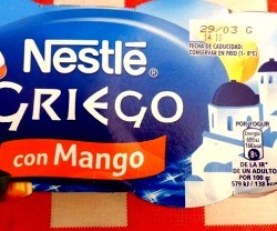 Los yogures griegos de Nestlé, los de Supersol y los de Carrefour censuran la cruz de las iglesias griegas