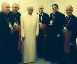 Francisco en Bogotá, con los cinco obispos venezolanos que acudieron a verle.