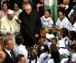 Francisco se dirige a los niños del Hogar San José en presencia de monseñor Armando Santamaría.