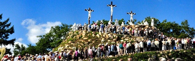 Una multitud reza el rosario en el Calvario de Pontchateau, una inicativa de San Luis María Grignon de Monfort.