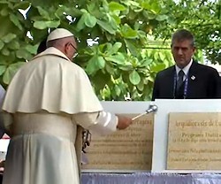 El Papa bendice la primera piedra de las nuevas casas de Talitha Qum, que previene y combate la prostitución infantil.