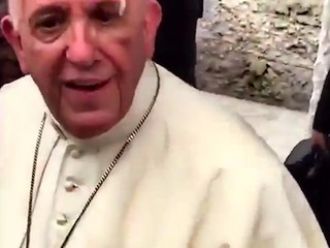 «Me dieron una piñada», dice el Papa de su golpe