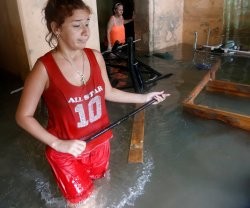 Una mujer de La Habana con su casa inundada por el huracán Irma
