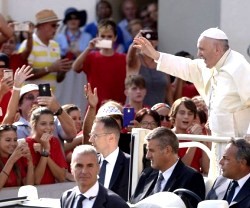 El Papa Francisco, feliz, con los peregrinos en la Plaza de San Pedro