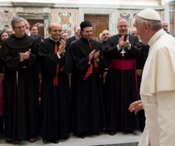 El Papa se dirige a los obispos noveles en la Sala Clementina del Vaticano