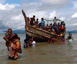 Barco con refugiados rohingya en la frontera de Bangladesh