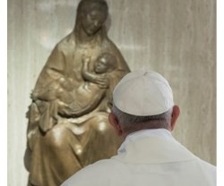 El Papa Francisco contempla a la Virgen y la presenta como Madre de la Iglesia