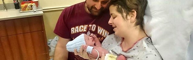 Phil y Kim Vaillancourt con el pequeño Wyatt Eli. Kim ha logrado sobrevivir al cáncer tras dar a luz al niño. Foto: Buffalo News.