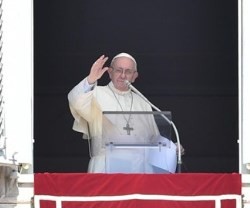 El Papa dirige el Ángelus des la ventana del Palacio Apostólico
