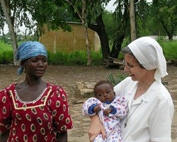 Una misionera dirige una clínica de leprosos y enfermos de SIDA: ningún niño se les murió en 2016