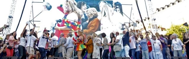 Políticos de todos los colores bailan la conga del Orgullo Gay en julio en Madrid