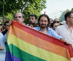 El texto, redactado por grupos LGTB, fue presentado en el Congreso por Podemos
