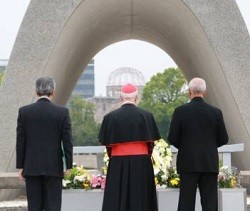 El cardenal Filoni, en el momunento de la paz de Hiroshima