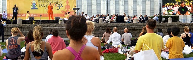 El yoga no es solo un conjunto de ejercicios corporales: envuelve una filosofÃ­a y apunta a una religiÃ³n, y ninguna de las dos es buena. Foto: UN News.