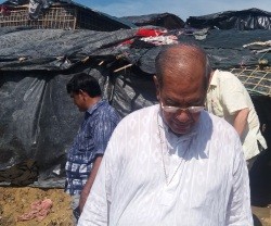 El cardenal de Bangladesh visita a los refugiados rohinya en sus campos de desplazados