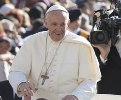 El Papa Francisco llega a la Plaza de San Pedro para la catequesis del miércoles