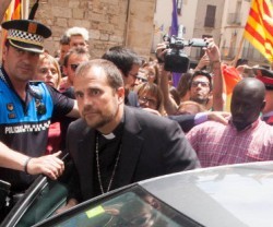 Xavier Novell, obispo de Solsona, escoltado por los Mossos durante un alboroto de la izquierda radical y LGTB contra él