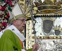 Francisco, ante la Virgen de San Lucas que presidió la misa en Bolonia.