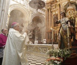 El obispo de Córdoba afirma ante los agentes de la Policía Nacional que «la Patria está en peligro»