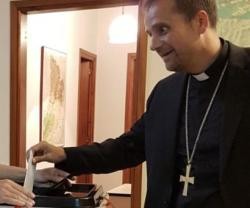 Xavier Novell, obispo de Solsona, votando en el referéndum ilegal que conllevó más de mil heridos
