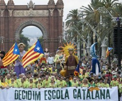 Manifestación de independentistas de ámbitos escolares en el Arco de Triunfo de Barcelona