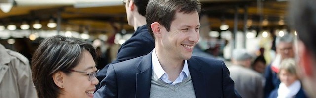 Franois-Xavier Bellamy, durante la campaña electoral francesa de junio, junto con su candidata suplente, Ketchanh Abhay.
