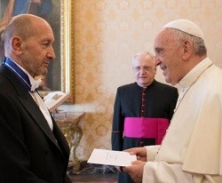 El nuevo embajador español presentó este lunes sus credenciales al Papa
