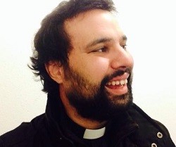 Patxi Bronchalo es un sacerdote madrileño muy activo en la evangelización digital