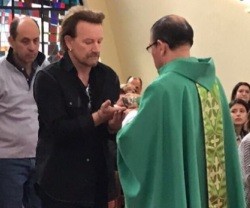 Bono, de U2, acude a comulgar en misa en un caro colegio católico de Colombia