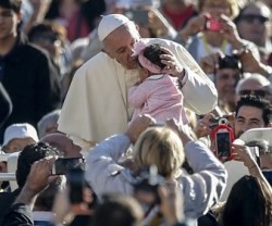 El Papa predica sus catequesis cada miércoles en la Plaza de San Pedro