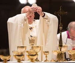El Papa afirma que «vivimos otra guerra mundial, a pedazos» y recuerda a los cristianos perseguidos