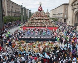La ofrenda floral a la Virgen del Pilar bate nuevo récord: 500.000 personas y 8.000 kilos de flores