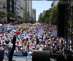 Un millón de ecuatorianos marchan a favor de la vida y la familia: «Con mis hijos no te metas»