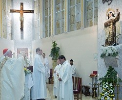 El cardenal Cañizares quiso acudir a la parroquia personalmente para bendecir la misión que llevarán a cabo los feligreses