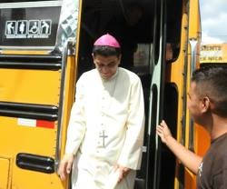 El obispo Rolando, de Matagalpa, Nicaragua, predica de autobús en autobús