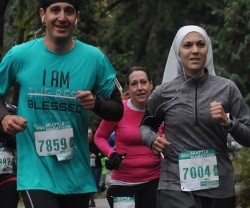 La hermana Maria corre maratones y reza por la gente