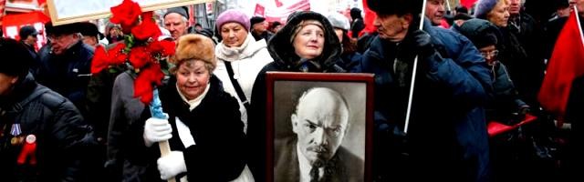 Jubilados en Rusia nostálgicos de Lenin -al que no conocieron- y revisionistas comunistas en Occidente