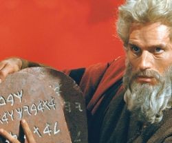 Moisés con las Tablas de la Ley en la película clásica Los 10 Mandamientos