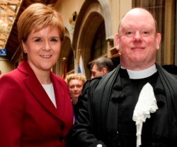 La Primera Ministra escocesa, Nicola Sturgeon, con el actual Moderador de la Church of Scotland, Derek Browning