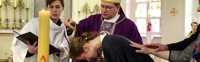 Bautizo de Vera Sofía, de manos de Paolo Pezzi, arzobispo de la Madre de Dios en Moscú.
