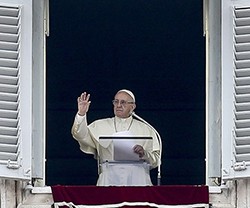 El Papa en el Ángelus: «Hemos sido creados para amar y ser amados: para ello necesitamos la gracia»