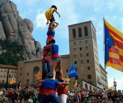 Una escena con castellers en un encuentro de independentistas ante el Monasterio de Montserrat
