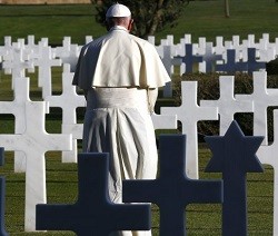 El Papa paseó y oró en silencio entre las tumbas de los miles de soldados / AP