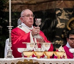 El Papa presidió la celebración que se desarrolló ante miles de fieles en la basílica de San Pedro