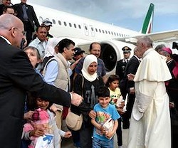 Tras su visita a Lesbos en abril de 2016, el Papa se llevó consigo a tres familias de refugiados.