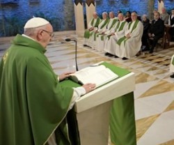 El Papa Francisco comenta la parábola del banquete en la capilla de Casa Santa Marta