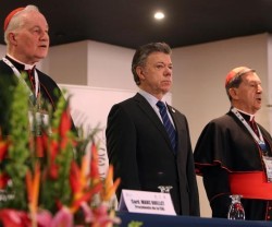 Ouellet, a la izquierda, y Salazar, a la derecha, flanquean a Juan Manuel Santos, presidente colombiano