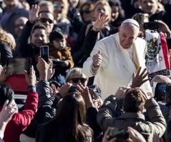 El Papa permite hacer fotos con el móvil... pero no durante la misa, que requiere atención orante